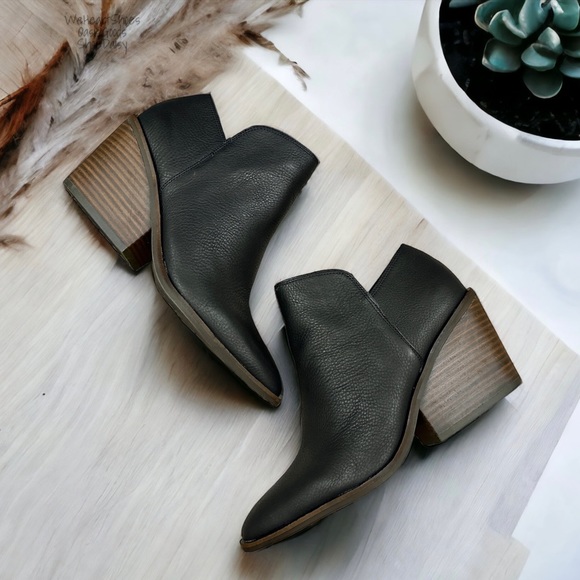 NIB Lucky Brand Sauci Almond Toe Block Heel Leather Ankle Booties Black 8.5M - Picture 1 of 12